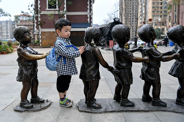 【子どもと銅像おもしろ画像】子どもが並んでいる銅像の間に入る子ども（笑）