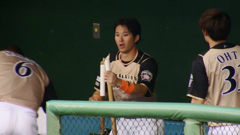 【野球おもしろ画像】野球練習で貸した棒を折られて、あたふたする日ハム杉谷選手（笑）
