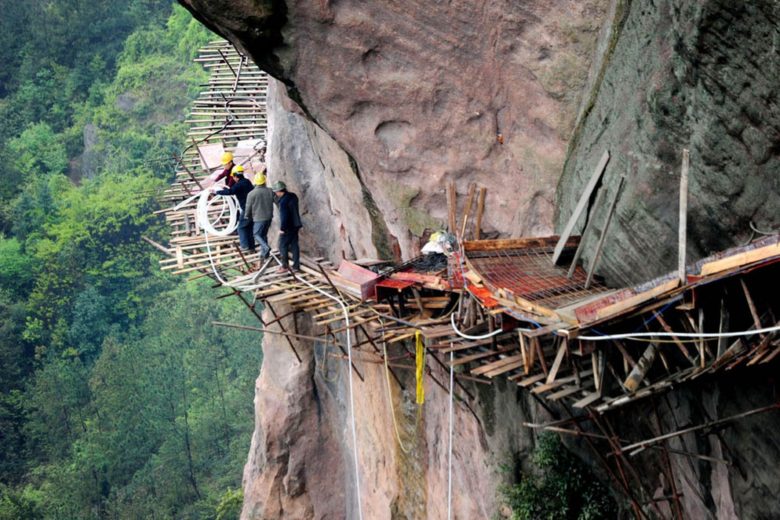 【海外びっくり画像】中国湖南省で山の崖に道路を建設する労働者たち！