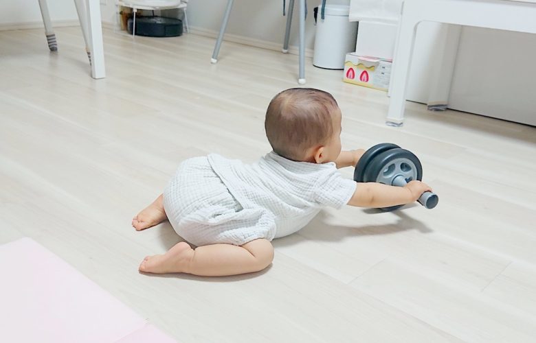 【トレーニング赤ちゃんおもしろ画像】腹筋ローラーでトレーニングする赤ちゃん（笑）