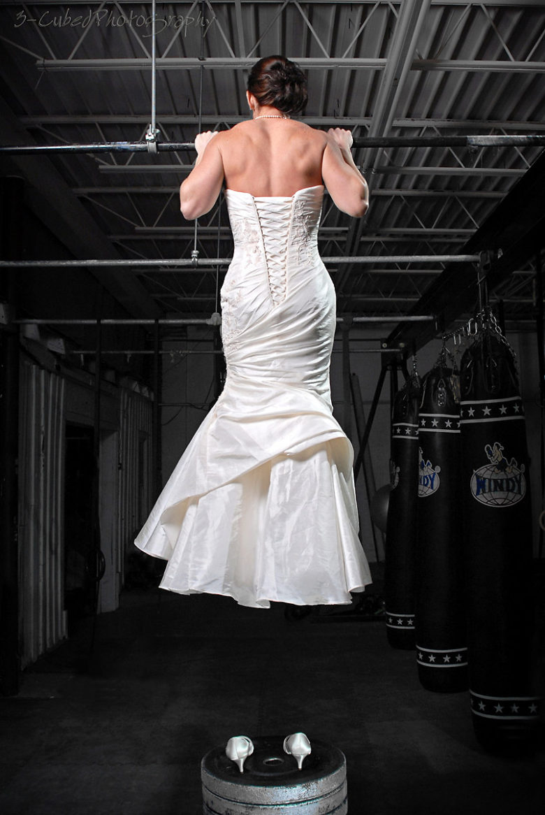【花嫁おもしろ画像】ウェディングドレス姿で懸垂する花嫁（笑）