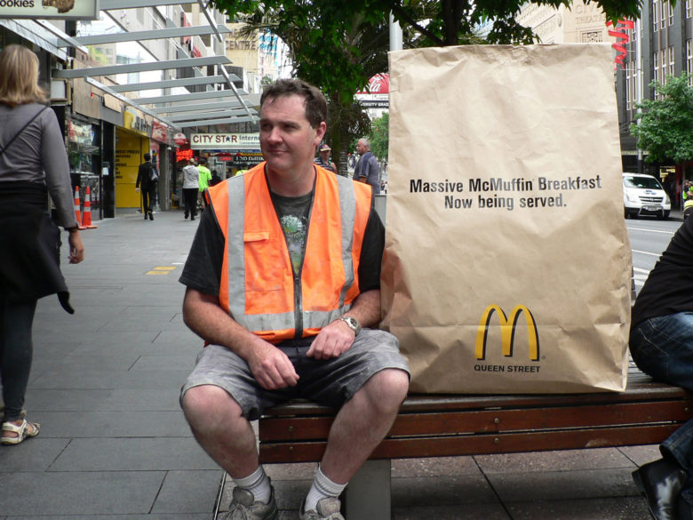 【マクドナルドおもしろ画像】マクドナルドの超巨大な持ち帰り袋（笑）