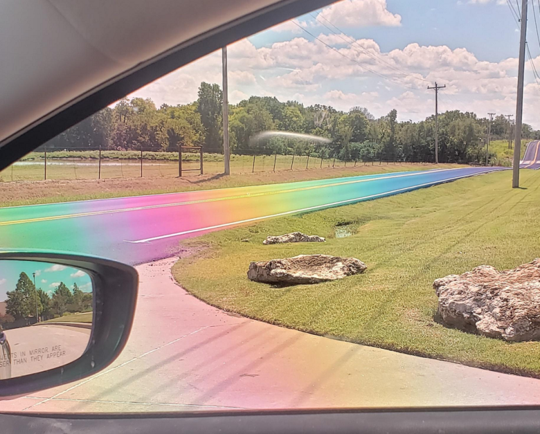 【自然現象おもしろ画像】舗装された道路に太陽光があたってできたレインボーロード！