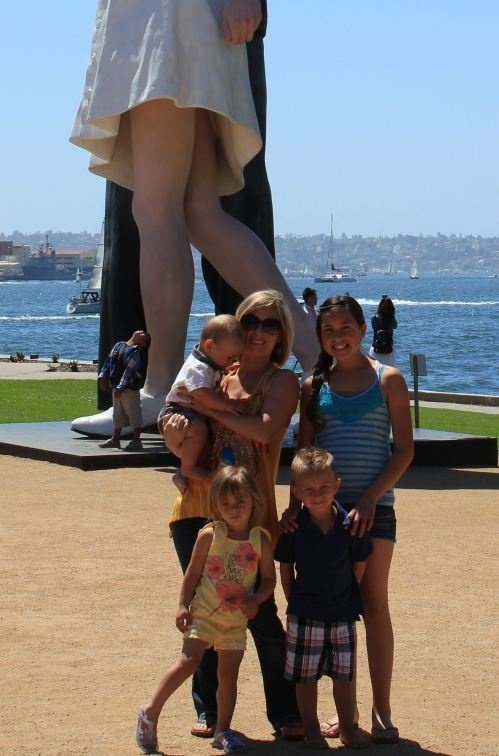 【海外家族写真おもしろ画像】家族写真を撮る後ろで何かしている人（笑）