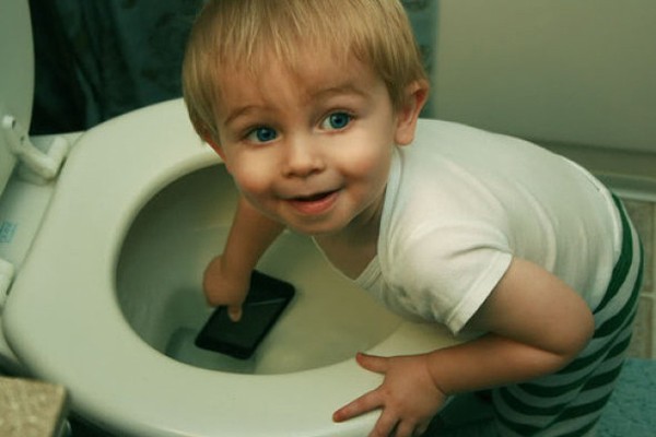 【子どもおもしろ画像】トイレの便器にスマホを入れる子ども（笑）