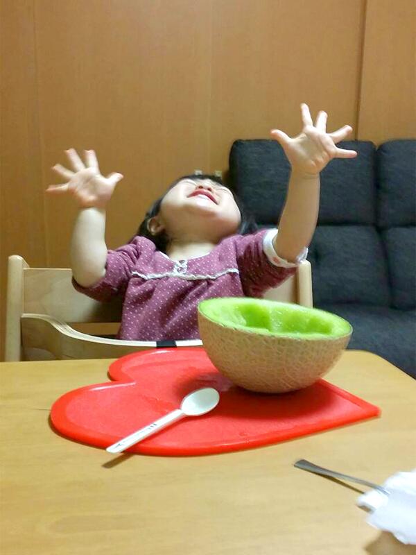 【子どもおもしろ画像】初めてメロンを食べた子どもの反応（笑）