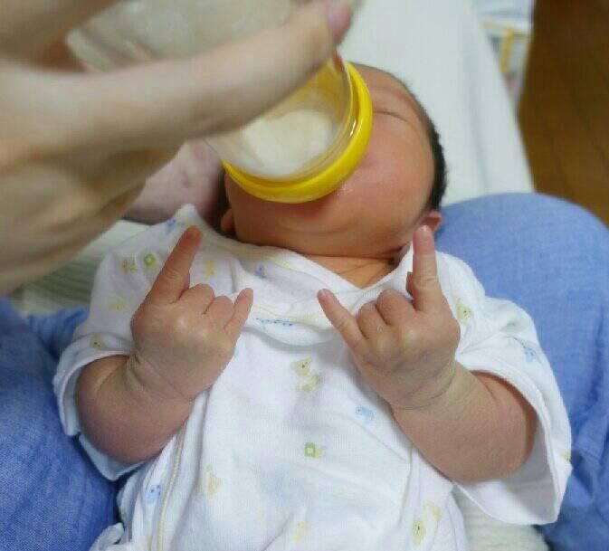 【赤ちゃんおもしろ画像】ミルクを飲みながらロックンロールポーズをする赤ちゃん（笑）
