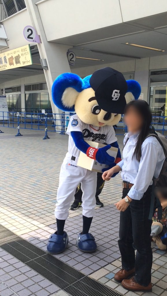 【野球ドアラおもしろ画像】熊本地震の募金で握手をスルーされるドアラ（笑）