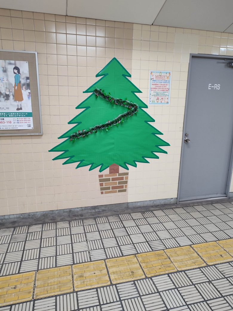 【クリスマスツリーおもしろ画像】寂しい装飾のクリスマスツリー（笑）