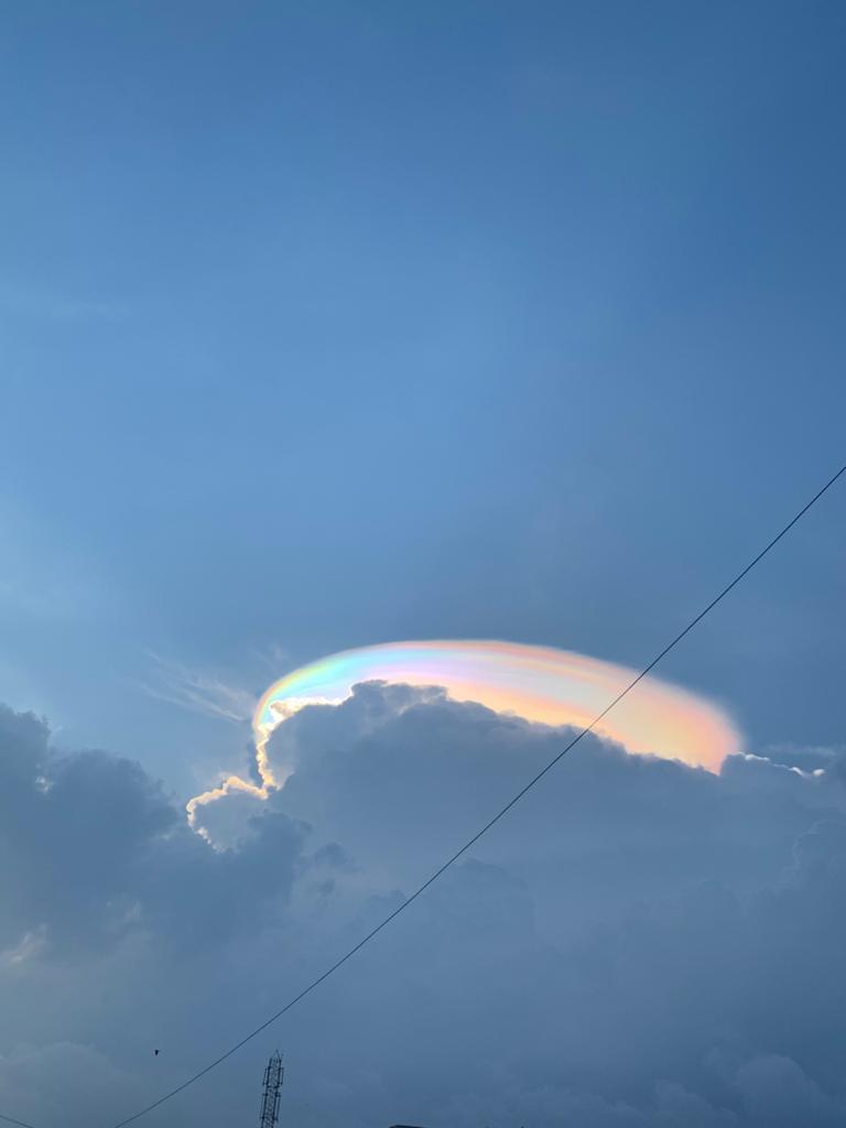 【自然現象おもしろ画像】インド上空でレインボーの輪のような雲！