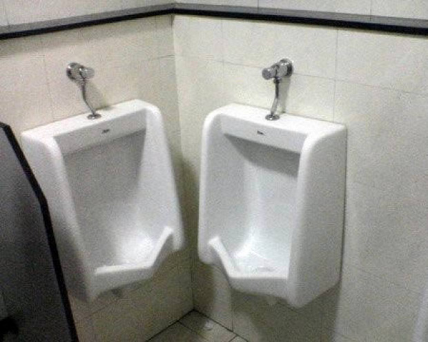 【トイレおもしろ画像】向き合っている男性用トイレ（笑）