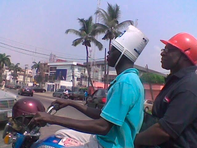 【海外バイクおもしろ画像】ペンキバケツをヘルメット代わりにしてバイクに乗る外国人（笑）