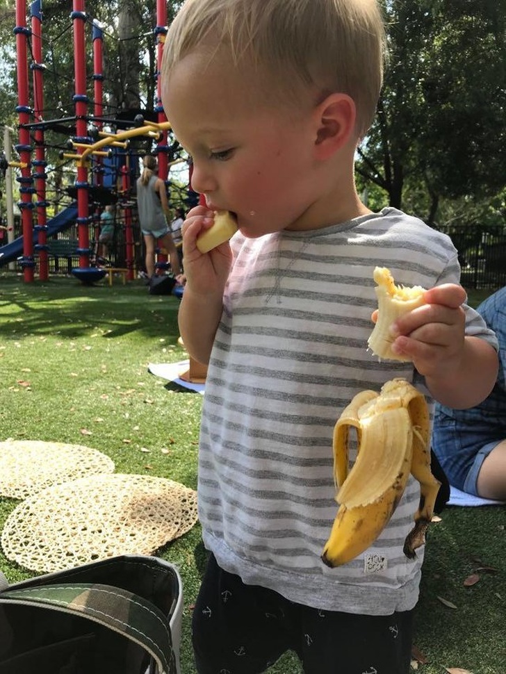 【子どもおもしろ画像】食べるのに夢中で、バナナが落ちる事に気付かない子ども（笑）