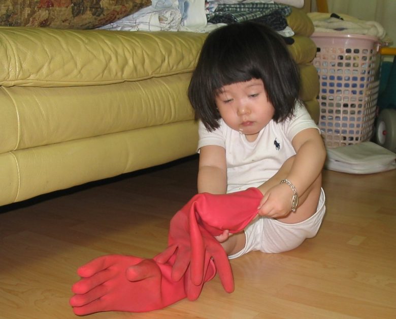【子どもおもしろ画像】寝ぼけてゴム手袋を履こうとする子ども（笑）