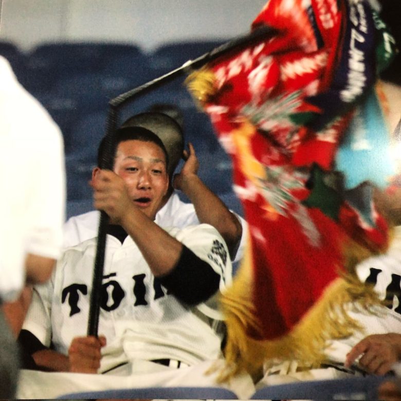 【野球おもしろ画像】応援旗を力いっぱい振って折ってしまう中田翔（笑）