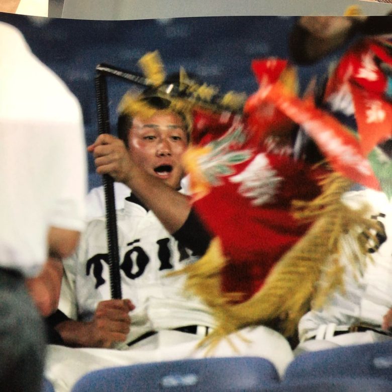 【野球おもしろ画像】応援旗を力いっぱい振って折ってしまう中田翔（笑）