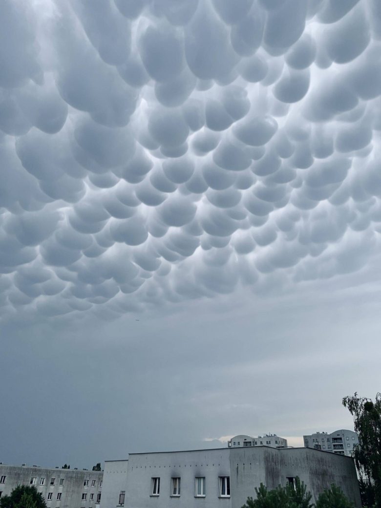 ワルシャワの空に出現したすごい乳房雲！