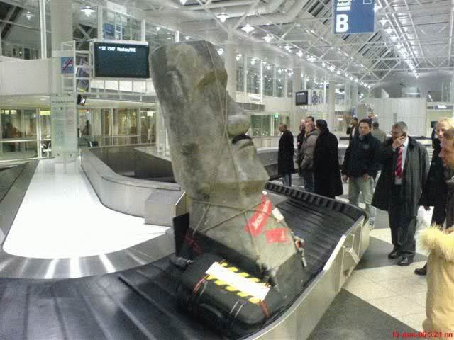 海外で空港の荷物受取場に流れてきたモアイ像（笑）