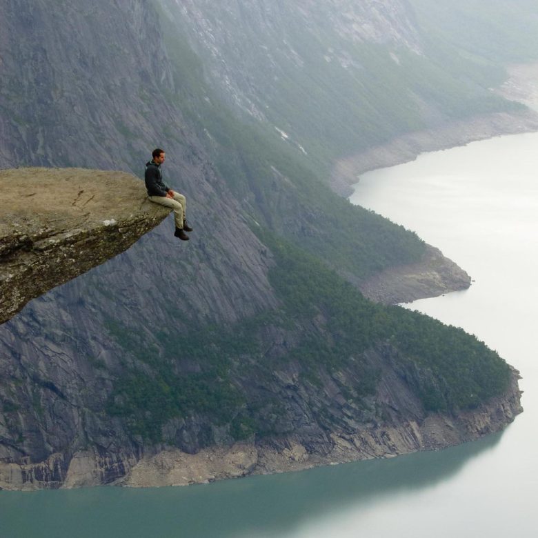 【海外おもしろ画像】山から突き出た岩に座る人（笑）