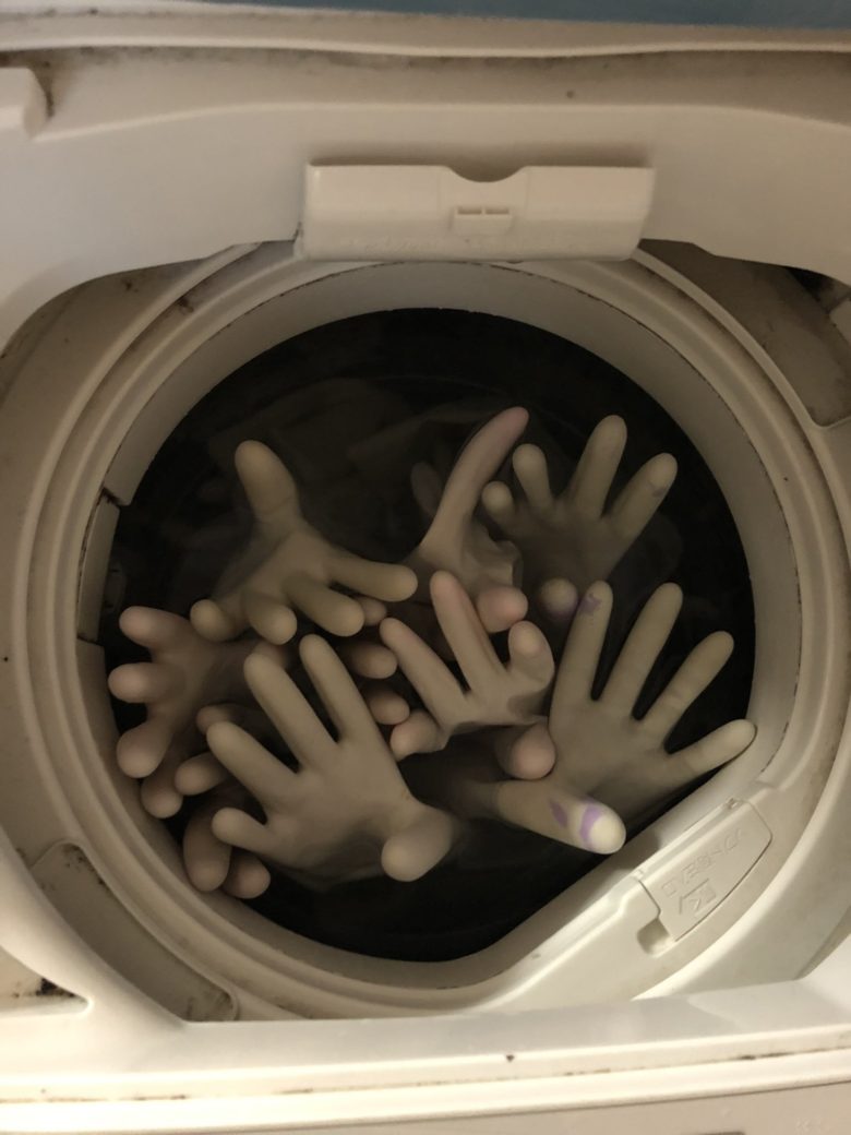 【洗濯機おもしろ画像】まるでホラーな洗濯機ですすいだ手袋（笑）