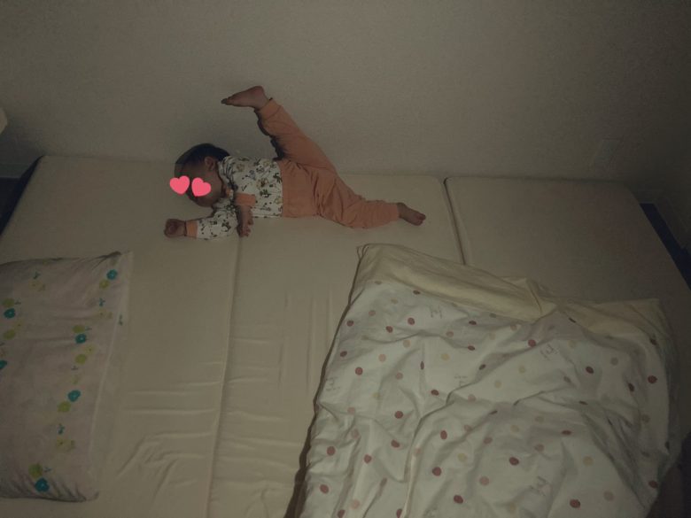 【赤ちゃんおもしろ画像】寝相の癖がすごい赤ちゃん（笑）