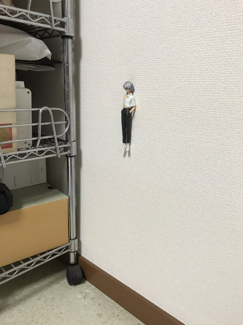 【フィギュア人形おもしろ画像】棚を動かしたら壁に貼り付いた状態だったカヲルフィギュア（笑）