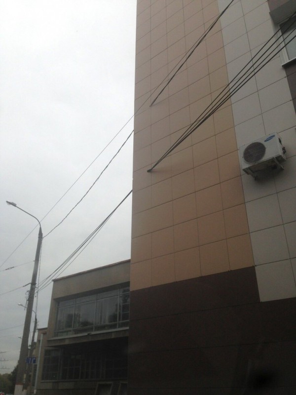 【海外建物おもしろ画像】建物を貫通する電線（笑）