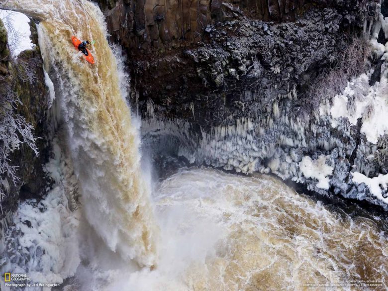 【カヤック衝撃画像】高さ20メートルの滝から飛び込むカヤッカー！