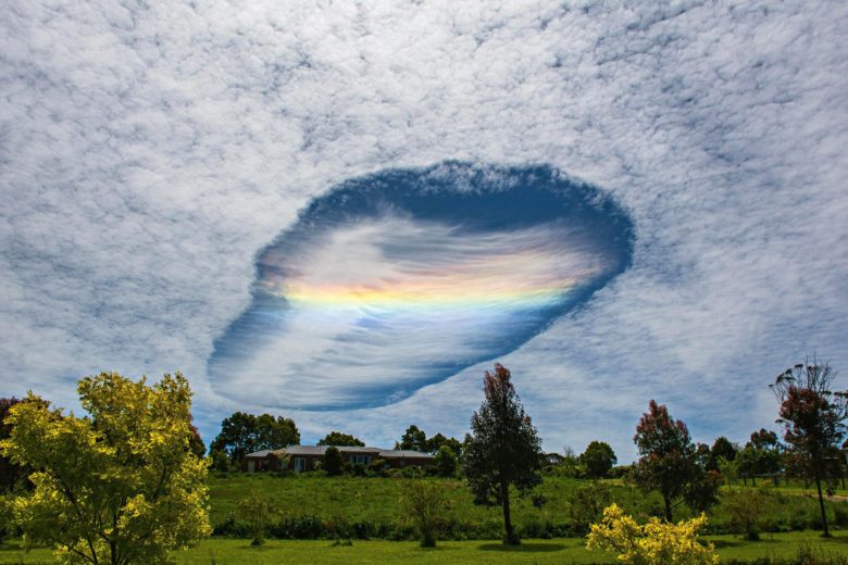 【雲衝撃画像】オーストラリアで撮影された、虹の入った穴あき雲！