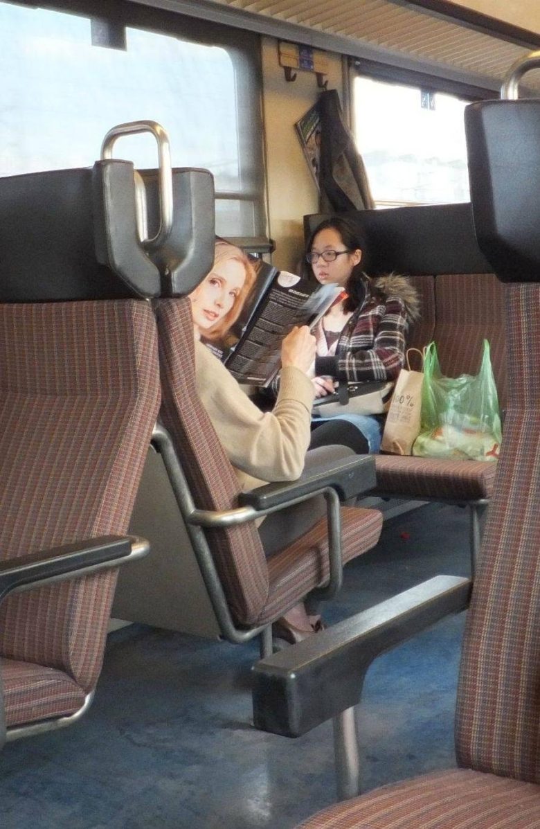 【海外電車おもしろ画像】電車でこちらを見つめてると勘違いする乗客（笑）