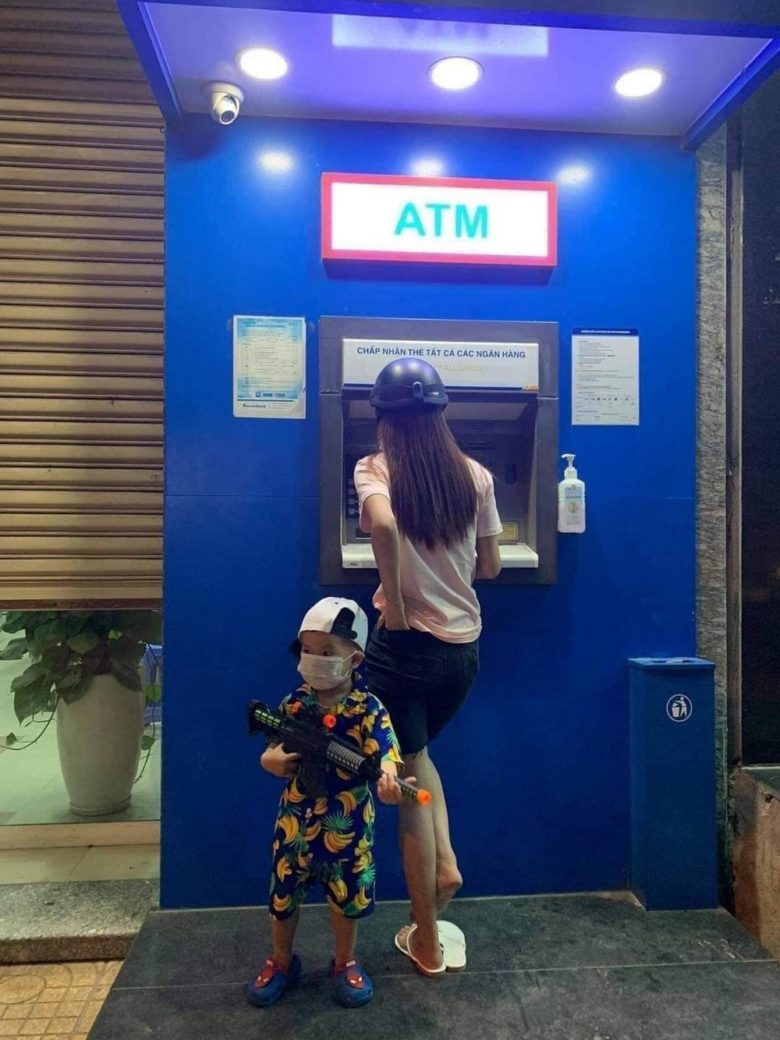【子どもおもしろ画像】ATMでお金をおろす人を守る、小さなボディーガード（笑）