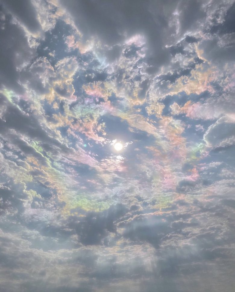 【虹色雲おもしろ画像】虹色に染まった空！