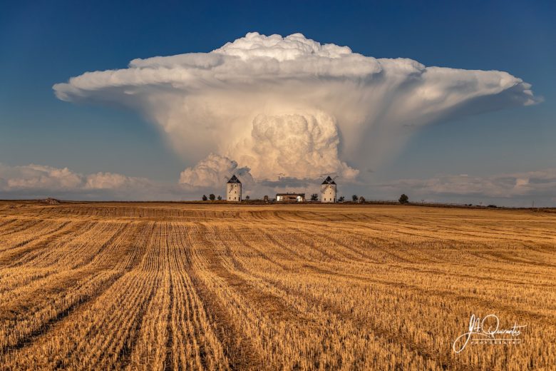 【積乱雲衝撃画像】スペインで撮影された、火山のような積乱雲！