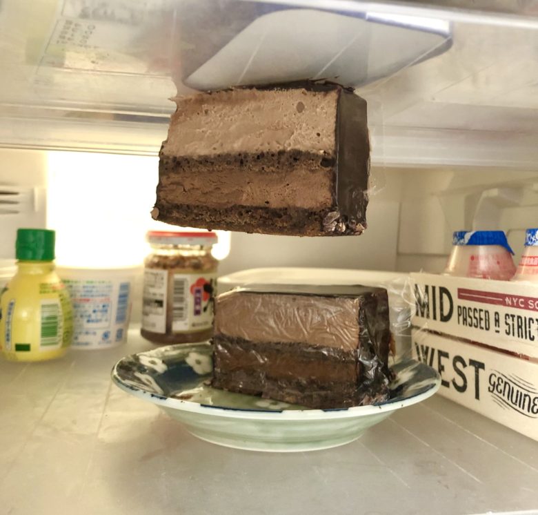 【冷蔵庫のケーキおもしろ画像】冷蔵庫を開けたら、天井に張り付いていたケーキ（笑）