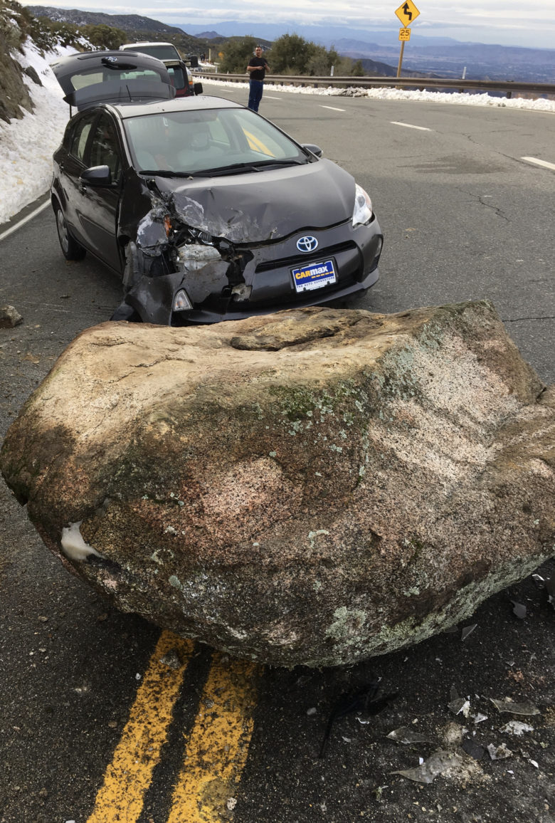【自動車落石衝撃画像】海外で自動車に落ちてきた巨大な岩！