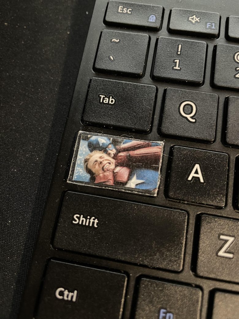 【キーボードおもしろ画像】奥さんがキーボードのCaps Lockキーに貼ったシール（笑）