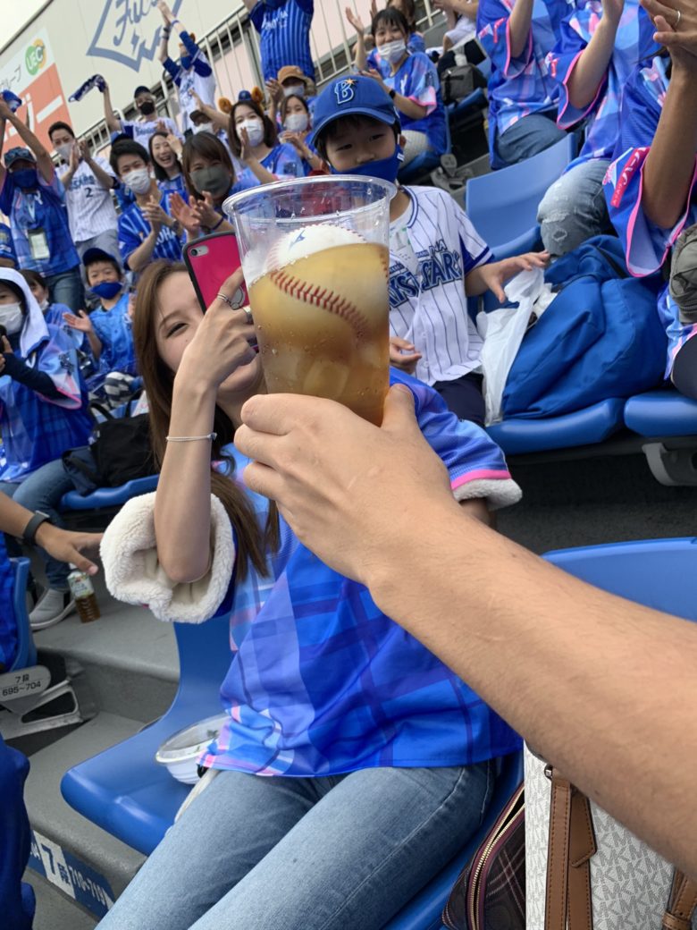 【野球おもしろ画像】ホームランボールがビールカップに入る奇跡（笑）