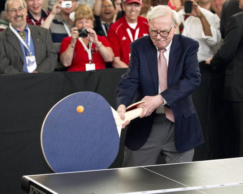 【卓球おもしろ画像】巨大ラケットで卓球するウォーレン・バフェット（笑）