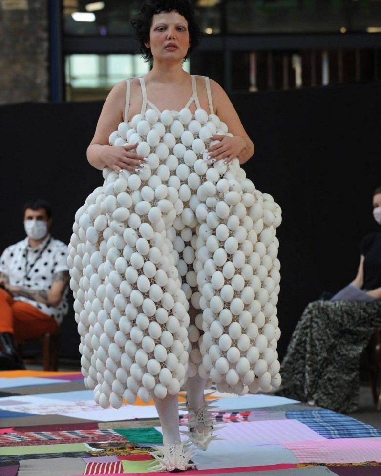 【ファッションショーおもしろ画像】本物の卵を使用したセントマーチンズでのファッション（笑）