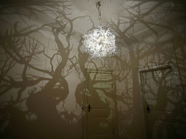 電気をつけると家の中が森になるファンタジーな照明！