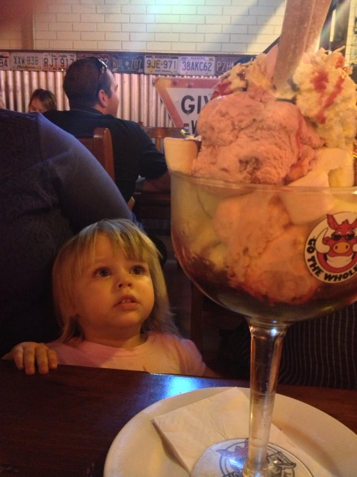 【子どもおもしろ画像】大きなアイスクリームパフェに驚く子ども（笑）