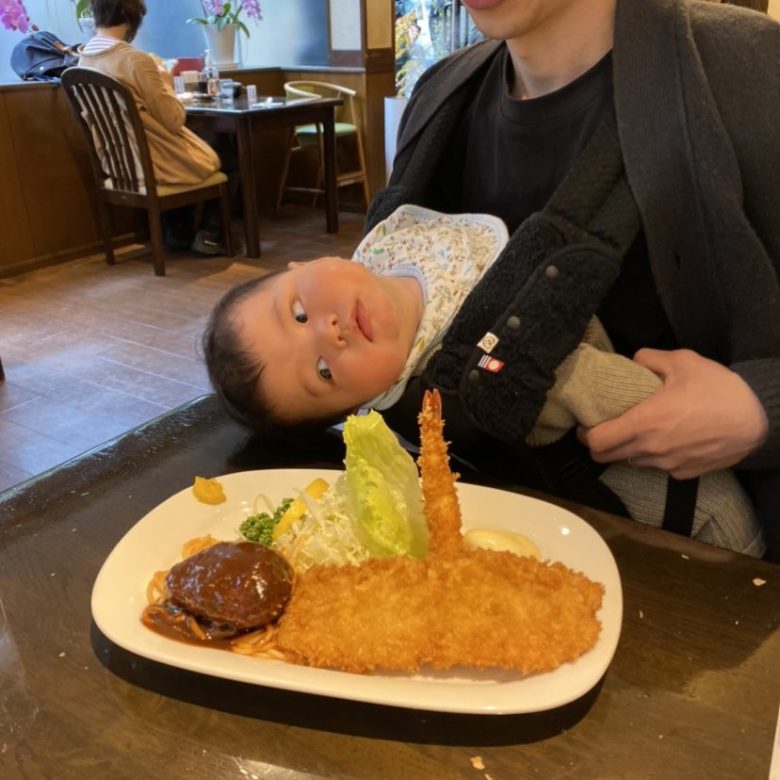 【赤ちゃんおもしろ画像】大人の食べ物に興味ありまくりな赤ちゃん（笑）