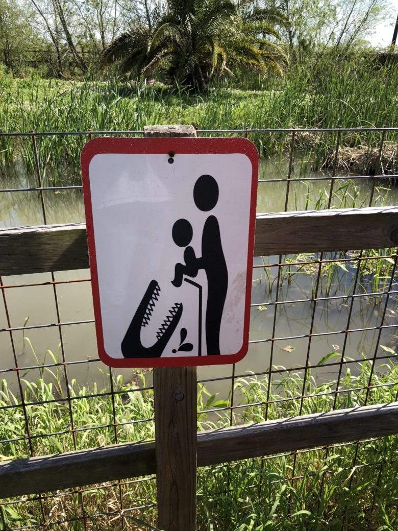 【注意書き看板おもしろ画像】ワニがいる池に赤ちゃんを落とそうとする注意書き看板（笑）