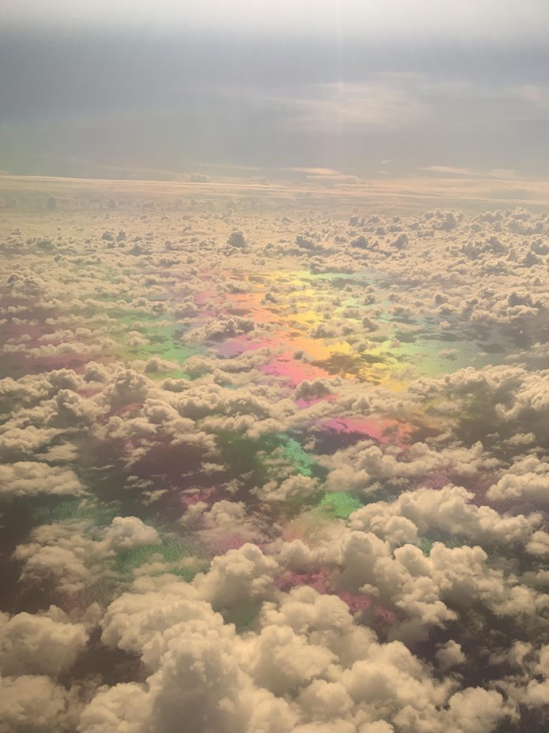 【雲衝撃画像】飛行機の上から見えたレインボーロード！