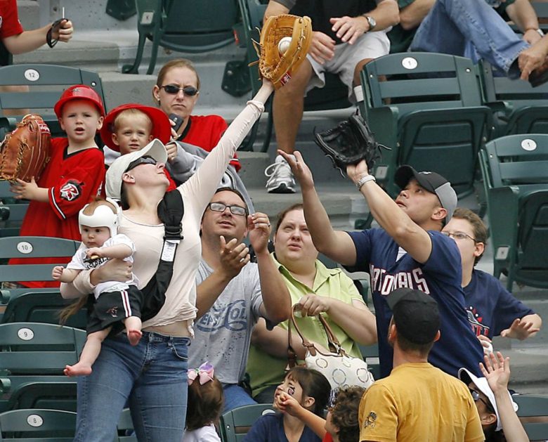 【野球おもしろ画像】赤ちゃんを抱えたままホームランボールをキャッチするお母さん（笑）