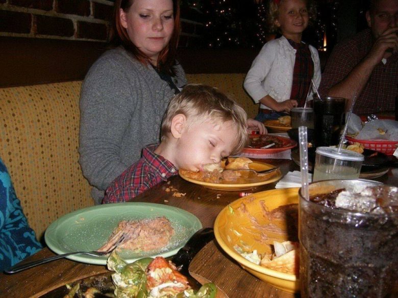 【寝る子どもおもしろ画像】食事中に眠くて寝ちゃった子ども（笑）