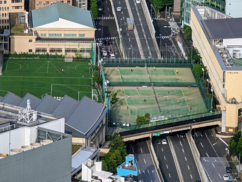【テニスコートおもしろ画像】首都高の上にある青学中等部のテニスコート（笑）