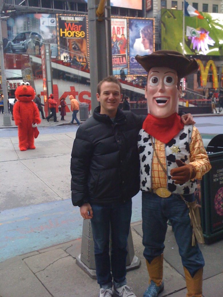 【着ぐるみおもしろ画像】タイムズスクエアでウッディと撮った写真の背後にエルモ（笑）