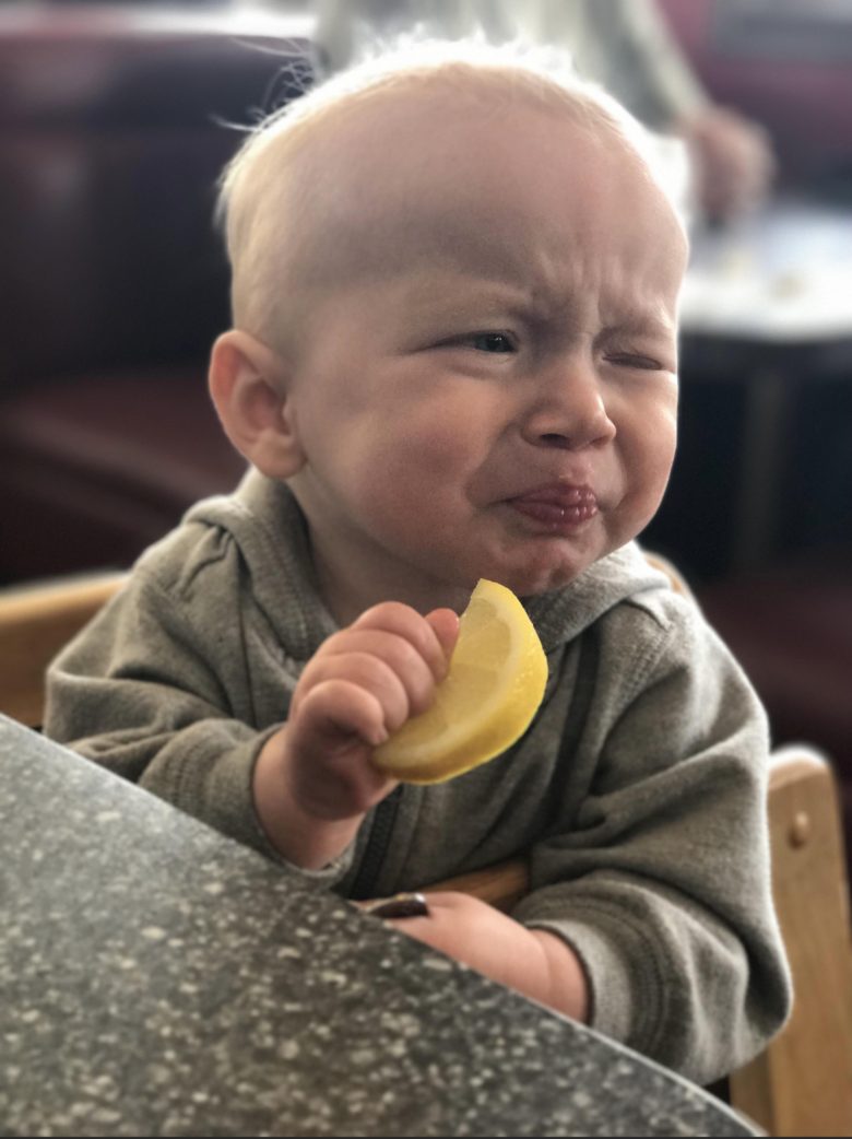 【赤ちゃんおもしろ画像】レモンを食べた赤ちゃんの表情（笑）