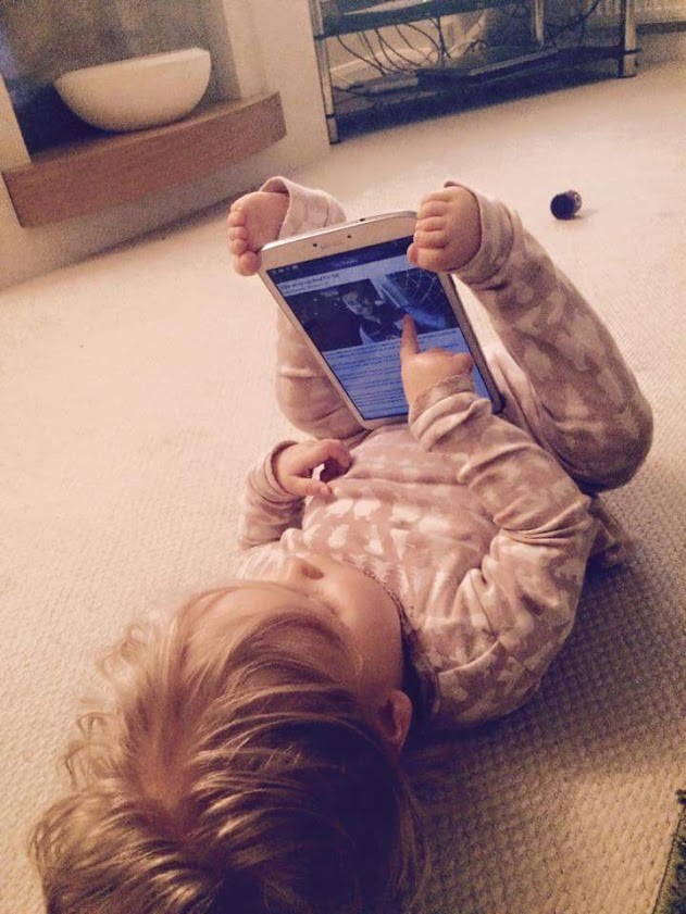 【子どもおもしろ画像】足とお腹でiPadを支えて操作する子ども（笑）